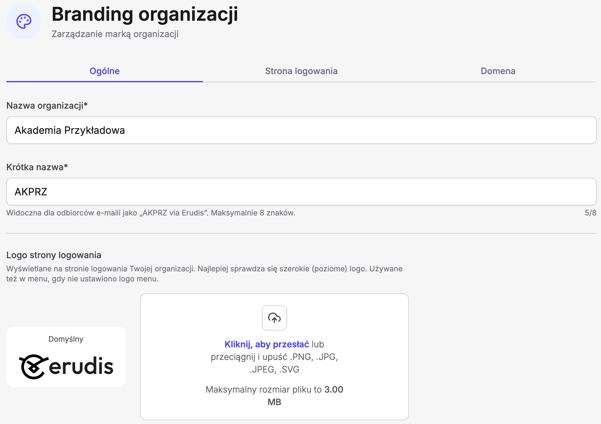 Ekran „Branding organizacji” w Erudis z podtytułem „Zarządzanie marką organizacji” i zakładkami „Ogólne”, „Strona logowania” i „Domena”: pola „Nazwa organizacji” z wartością „Akademia Przykładowa” i „Krótka nazwa” z wartością „AKPRZ”, licznikiem 5/8 oraz notą o nadawcy e-maili „AKPRZ via Erudis” i limicie 8 znaków, a niżej sekcja „Logo strony logowania” z domyślnym logo Erudis i strefą przesyłania plików .PNG, .JPG, .JPEG lub .SVG do 3.00 MB