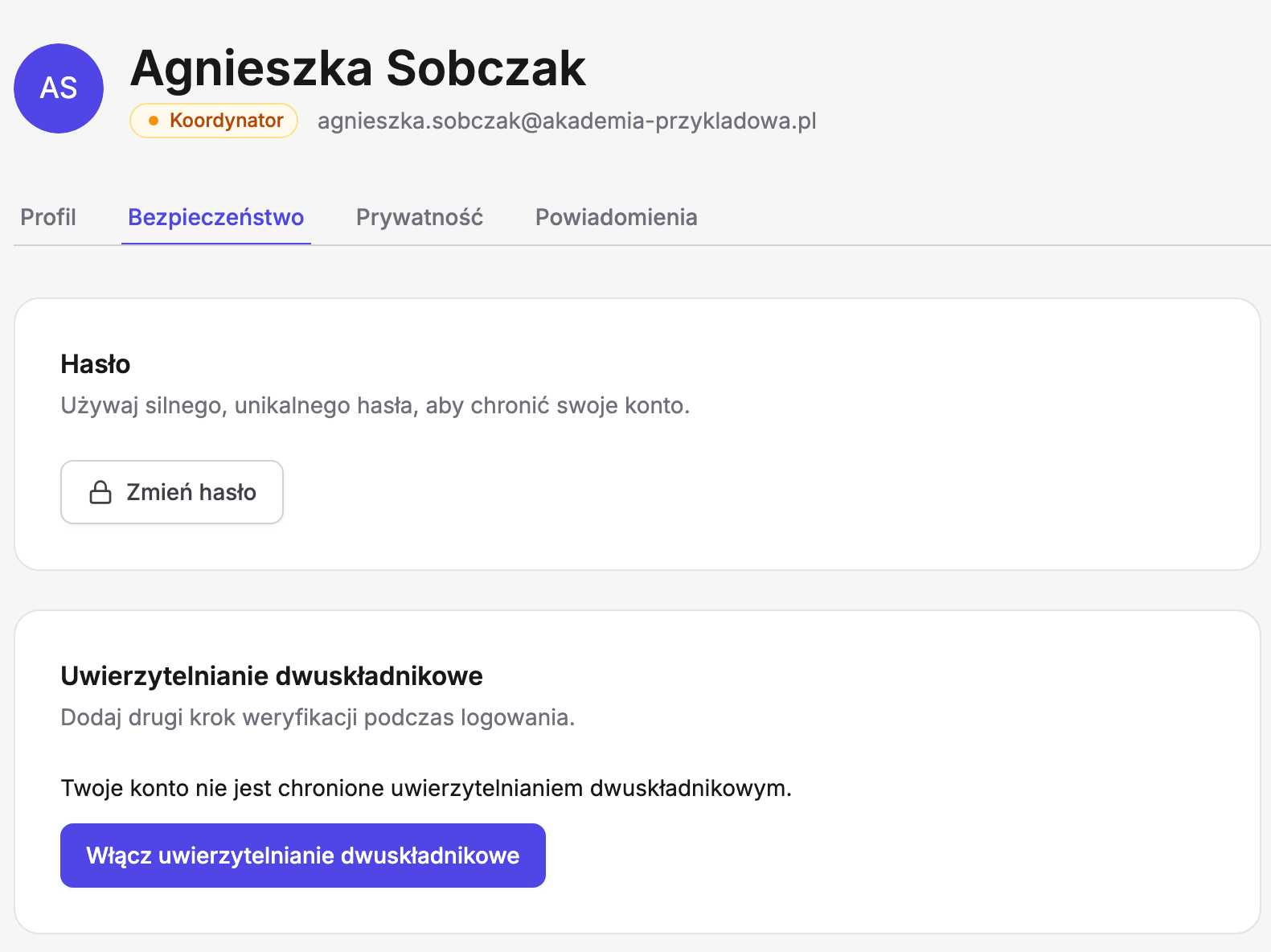 Zakładka „Bezpieczeństwo” w profilu koordynatorki Erudis (awatar, imię i nazwisko, oznaczenie „Koordynator” i adres e-mail, zakładki „Profil”, „Bezpieczeństwo”, „Prywatność” i „Powiadomienia”): karta „Hasło” z przyciskiem „Zmień hasło” oraz karta „Uwierzytelnianie dwuskładnikowe” z informacją „Twoje konto nie jest chronione uwierzytelnianiem dwuskładnikowym” i przyciskiem „Włącz uwierzytelnianie dwuskładnikowe”
