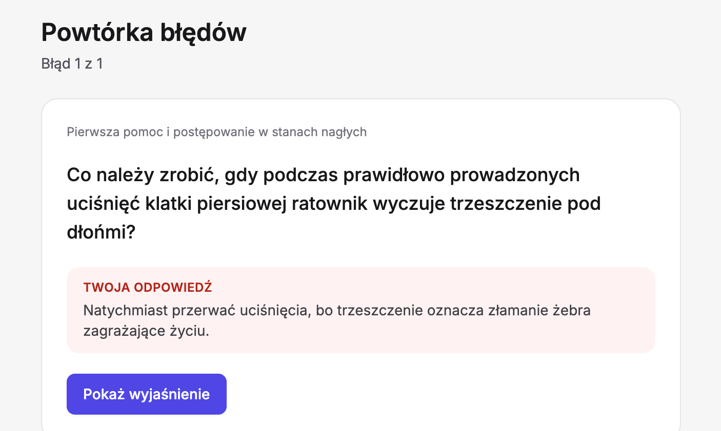 Ekran „Powtórka błędów” w Erudis z licznikiem „Błąd 1 z 1”: nazwa kursu „Pierwsza pomoc i postępowanie w stanach nagłych”, pytanie „Co należy zrobić, gdy podczas prawidłowo prowadzonych uciśnięć klatki piersiowej ratownik wyczuje trzeszczenie pod dłońmi?”, blok „Twoja odpowiedź” z wybraną wcześniej odpowiedzią o natychmiastowym przerwaniu uciśnięć i przycisk „Pokaż wyjaśnienie”