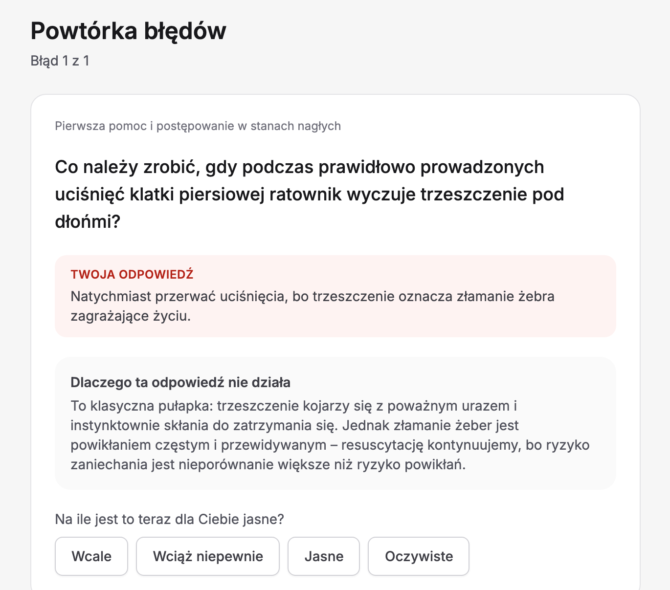 Powtórka błędów w Erudis, nagłówek „Powtórka błędów · Błąd 1 z 1”: pytanie, blok „TWOJA ODPOWIEDŹ” z błędnie wybraną odpowiedzią, boks „Dlaczego ta odpowiedź nie działa” z pełnym wyjaśnieniem oraz pytanie „Na ile jest to teraz dla Ciebie jasne?” z przyciskami Wcale, Wciąż niepewnie, Jasne i Oczywiste