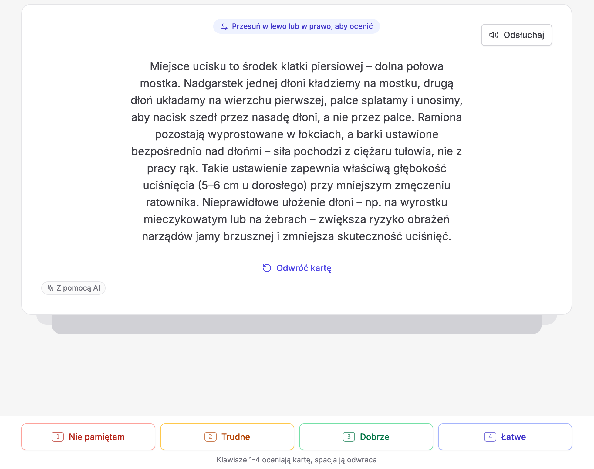 Odsłonięty rewers fiszki w Erudis: pełna odpowiedź o ułożeniu dłoni i głębokości uciśnięć klatki piersiowej (5–6 cm u dorosłego), wskazówka „Przesuń w lewo lub w prawo, aby ocenić”, przycisk „Odsłuchaj”, łącze „Odwróć kartę”, odznaka „Z pomocą AI” oraz cztery przyciski oceny „1 Nie pamiętam”, „2 Trudne”, „3 Dobrze” i „4 Łatwe” z podpowiedzią „Klawisze 1-4 oceniają kartę, spacja ją odwraca”
