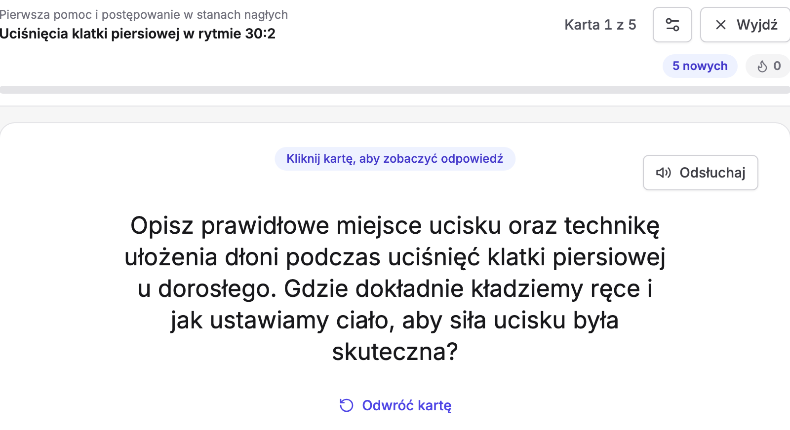 Sesja fiszek w Erudis dla lekcji „Uciśnięcia klatki piersiowej w rytmie 30:2”: pasek z licznikiem „Karta 1 z 5”, ikoną ustawień i przyciskiem „Wyjdź”, oznaczenie „5 nowych” i pasek postępu, a niżej awers karty z etykietą „Kliknij kartę, aby zobaczyć odpowiedź”, przyciskiem „Odsłuchaj”, pytaniem o prawidłowe miejsce ucisku i technikę ułożenia dłoni podczas uciśnięć klatki piersiowej u dorosłego oraz łączem „Odwróć kartę”
