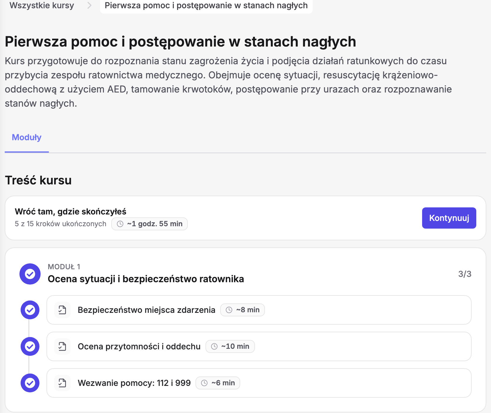 Widok kursu „Pierwsza pomoc i postępowanie w stanach nagłych” w Erudis z opisem kursu i zakładką „Moduły”: sekcja „Treść kursu” z kartą „Wróć tam, gdzie skończyłeś” z licznikiem „5 z 15 kroków ukończonych”, szacunkiem „~1 godz. 55 min” i przyciskiem „Kontynuuj” oraz karta „Moduł 1: Ocena sytuacji i bezpieczeństwo ratownika” z postępem 3/3 i trzema ukończonymi lekcjami z czasami (~8, ~10 i ~6 min)