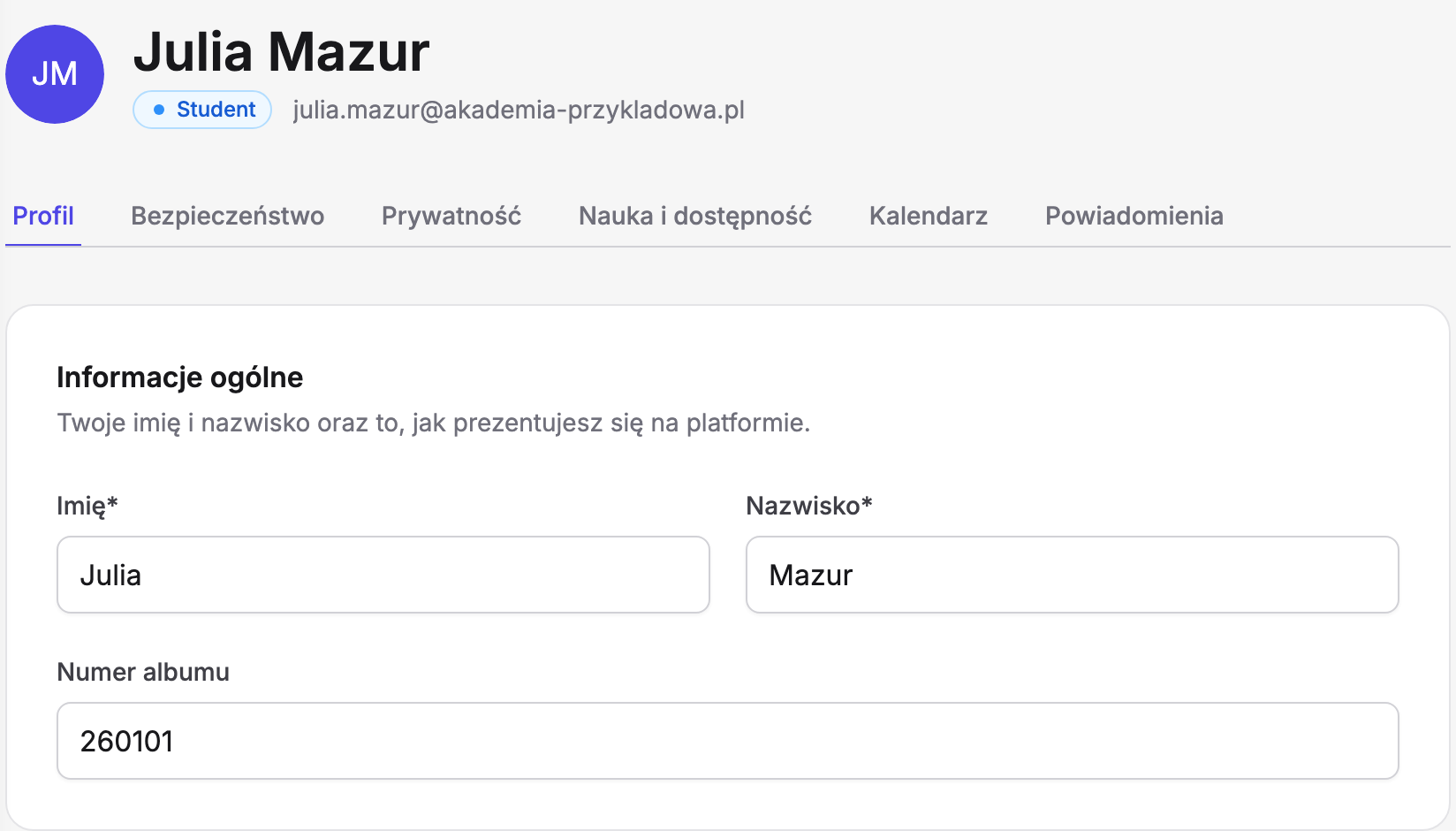 Ekran „Mój profil” studentki w Erudis: awatar z imieniem i nazwiskiem, oznaczeniem „Student” i adresem e-mail, zakładki „Profil” (aktywna), „Bezpieczeństwo”, „Prywatność”, „Nauka i dostępność”, „Kalendarz” i „Powiadomienia” oraz karta „Informacje ogólne” z polami „Imię”, „Nazwisko” i „Numer albumu”