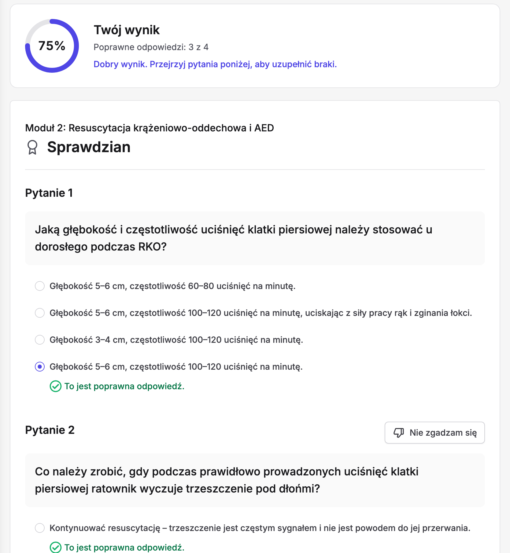 Wynik sprawdzianu w Erudis: kółko „Twój wynik 75%” z „Poprawne odpowiedzi: 3 z 4”, nagłówek „Moduł 2: Resuscytacja krążeniowo-oddechowa i AED · Sprawdzian”, „Pytanie 1” o głębokość i częstotliwość uciśnięć klatki piersiowej podczas RKO z czterema odpowiedziami i zaznaczoną opcją „Głębokość 5–6 cm, częstotliwość 100–120 uciśnięć na minutę” oznaczoną „To jest poprawna odpowiedź”, a niżej nagłówek „Pytanie 2” i przycisk „Nie zgadzam się”