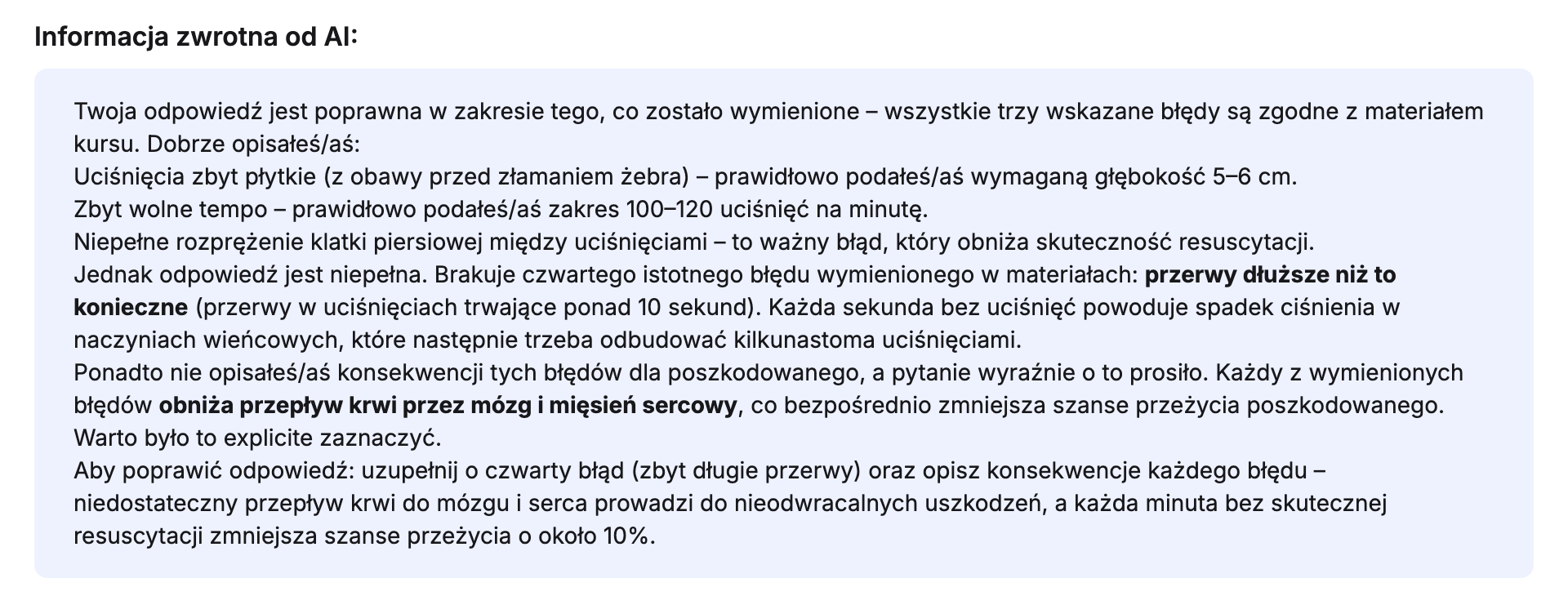 Sekcja „Informacja zwrotna od AI:” w Erudis: potwierdzenie trzech trafnie wymienionych błędów przy uciśnięciach klatki piersiowej, wskazanie brakującego czwartego błędu — przerw dłuższych niż to konieczne — oraz nieopisanych konsekwencji dla poszkodowanego i wskazówka, jak uzupełnić odpowiedź