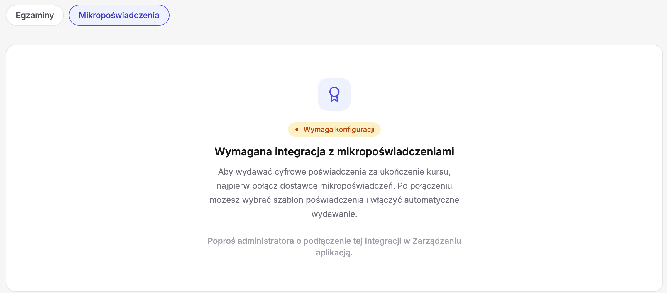 Mikropoświadczenia kursu w Erudis: przełącznik „Egzaminy / Mikropoświadczenia” z aktywnym „Mikropoświadczenia” i karta stanu pustego — odznaka „Wymaga konfiguracji”, nagłówek „Wymagana integracja z mikropoświadczeniami”, opis o połączeniu dostawcy, wyborze szablonu poświadczenia i automatycznym wydawaniu oraz prośba „Poproś administratora o podłączenie tej integracji w Zarządzaniu aplikacją”