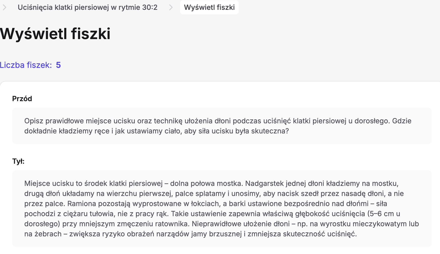Widok autora „Wyświetl fiszki” dla lekcji „Uciśnięcia klatki piersiowej w rytmie 30:2” w Erudis z licznikiem „Liczba fiszek: 5”: pole „Przód” z pełnym pytaniem o prawidłowe miejsce ucisku i technikę ułożenia dłoni podczas uciśnięć klatki piersiowej u dorosłego oraz pole „Tył” z kilkuzdaniową odpowiedzią o dolnej połowie mostka, ułożeniu dłoni, wyprostowanych ramionach i głębokości uciśnięcia 5–6 cm