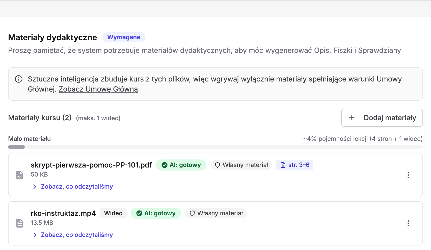Panel „Materiały dydaktyczne” lekcji w Erudis z etykietą „Wymagane”, notą o Umowie Głównej, nagłówkiem „Materiały kursu (2) (maks. 1 wideo)” i przyciskiem „Dodaj materiały”, miernikiem pojemności „Mało materiału” z opisem „~4% pojemności lekcji (4 stron + 1 wideo)” oraz kartami plików: „skrypt-pierwsza-pomoc-PP-101.pdf” (50 KB, „AI: gotowy”, „Własny materiał”, „str. 3–6”) i „rko-instruktaz.mp4” (13.5 MB, „Wideo”, „AI: gotowy”, „Własny materiał”), każda z linkiem „Zobacz, co odczytaliśmy”