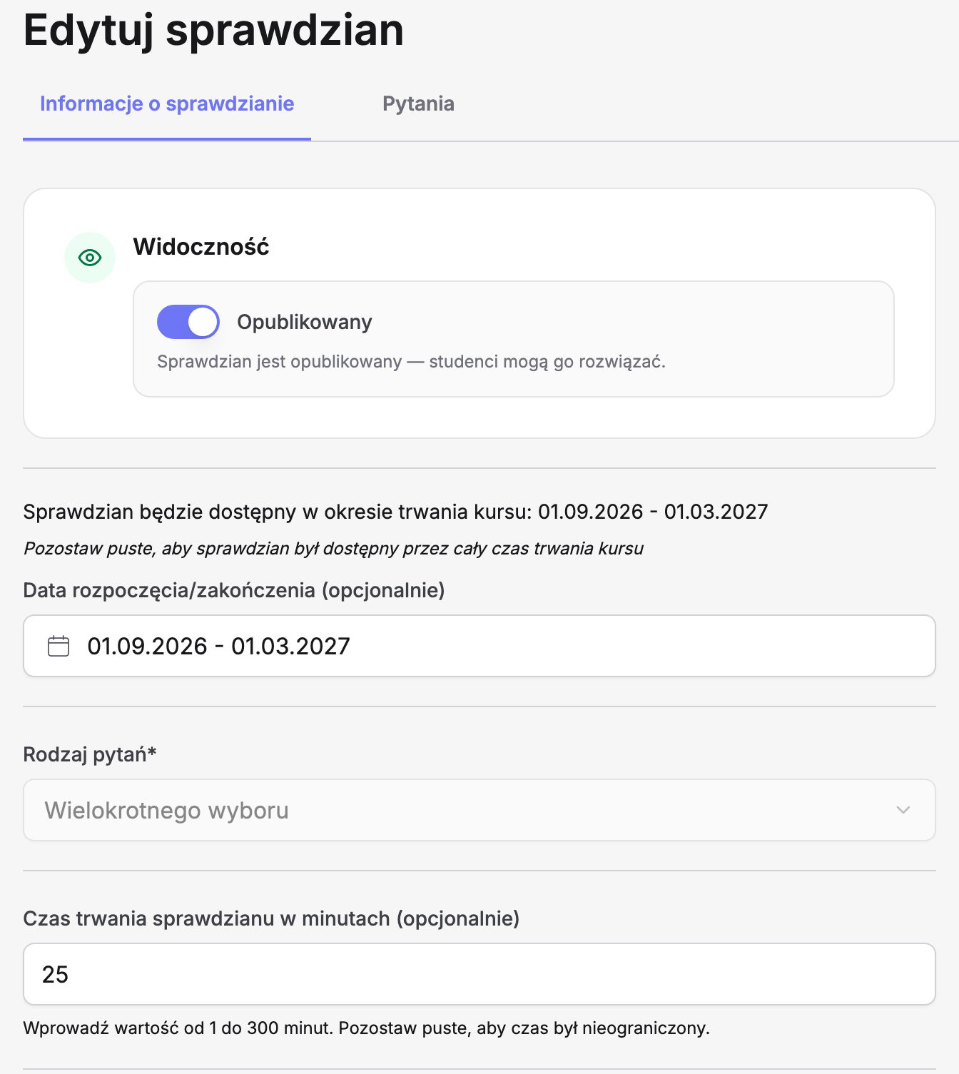 Ekran „Edytuj sprawdzian” w Erudis z aktywną zakładką „Informacje o sprawdzianie” obok „Pytania”: karta „Widoczność” z włączonym przełącznikiem „Opublikowany” i notą „Sprawdzian jest opublikowany — studenci mogą go rozwiązać.”, pole „Data rozpoczęcia/zakończenia (opcjonalnie)” z zakresem 01.09.2026 – 01.03.2027, „Rodzaj pytań*” ustawiony na „Wielokrotnego wyboru” oraz „Czas trwania sprawdzianu w minutach (opcjonalnie)” z wartością 25 i podpowiedzią „Wprowadź wartość od 1 do 300 minut. Pozostaw puste, aby czas był nieograniczony.”