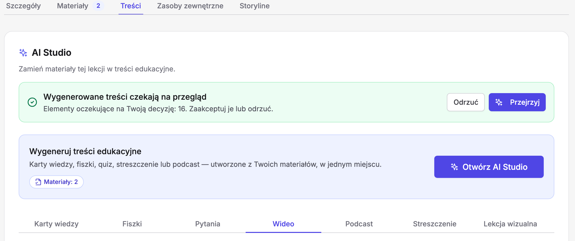 Panel „AI Studio” w edytorze lekcji Erudis pod zakładkami „Szczegóły”, „Materiały”, „Treści” (aktywna), „Zasoby zewnętrzne” i „Storyline”: komunikat „Wygenerowane treści czekają na przegląd” z licznikiem „Elementy oczekujące na Twoją decyzję: 16” i wezwaniem „Zaakceptuj je lub odrzuć”, przyciski „Odrzuć” i „Przejrzyj”, box „Wygeneruj treści edukacyjne” z chipem „Materiały: 2” i przyciskiem „Otwórz AI Studio” oraz zakładki Karty wiedzy, Fiszki, Pytania, Wideo, Podcast, Streszczenie i Lekcja wizualna