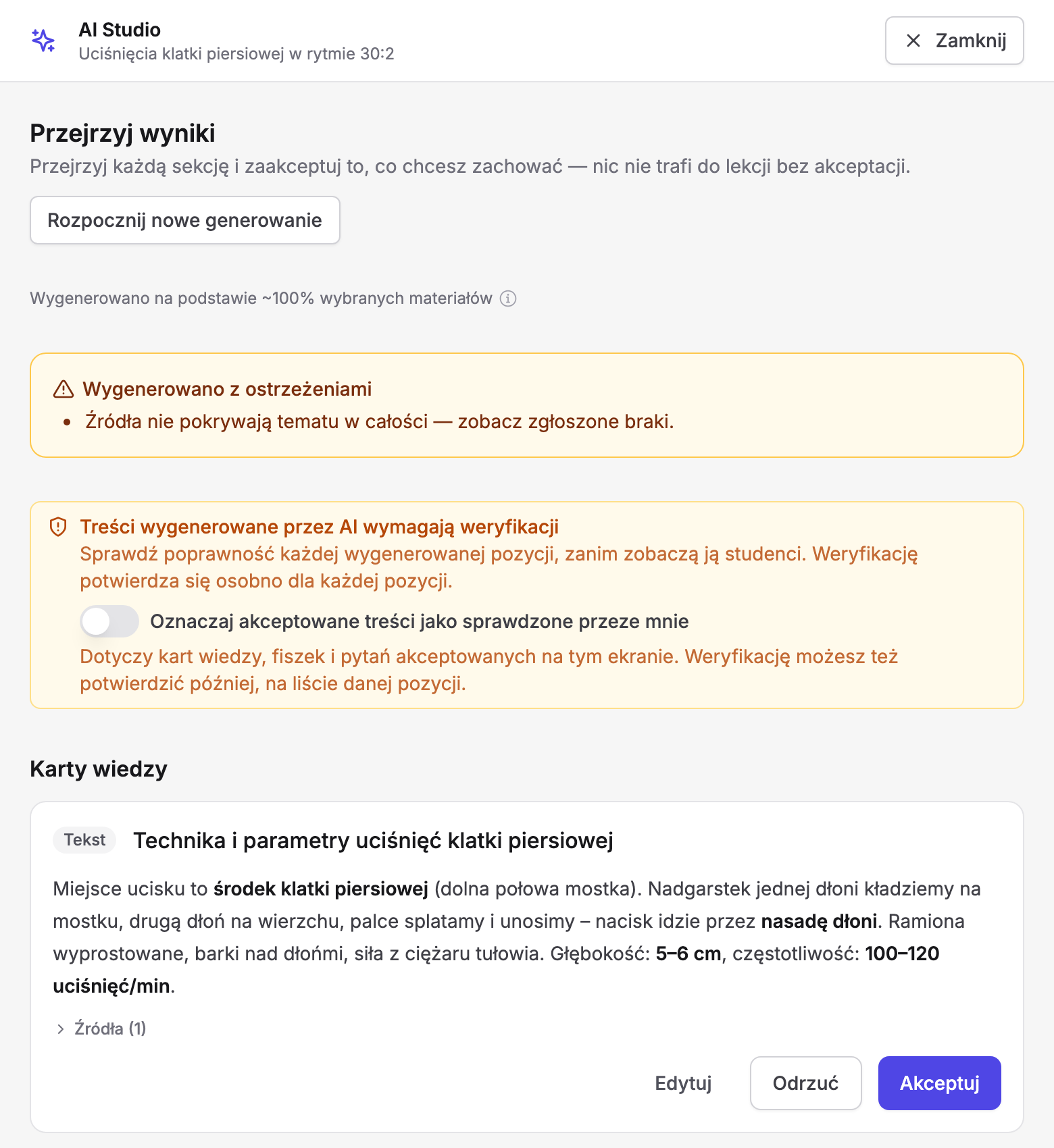 Okno „AI Studio” w Erudis, ekran „Przejrzyj wyniki” z zasadą „nic nie trafi do lekcji bez akceptacji”: przycisk „Rozpocznij nowe generowanie”, nota „Wygenerowano na podstawie ~100% wybranych materiałów”, ostrzeżenie „Wygenerowano z ostrzeżeniami” o źródłach niepokrywających tematu w całości, nota „Treści wygenerowane przez AI wymagają weryfikacji” z przełącznikiem „Oznaczaj akceptowane treści jako sprawdzone przeze mnie” oraz sekcja „Karty wiedzy” z kartą „Technika i parametry uciśnięć klatki piersiowej”, rozwijaną pozycją „Źródła (1)” i przyciskami „Edytuj”, „Odrzuć” i „Akceptuj”