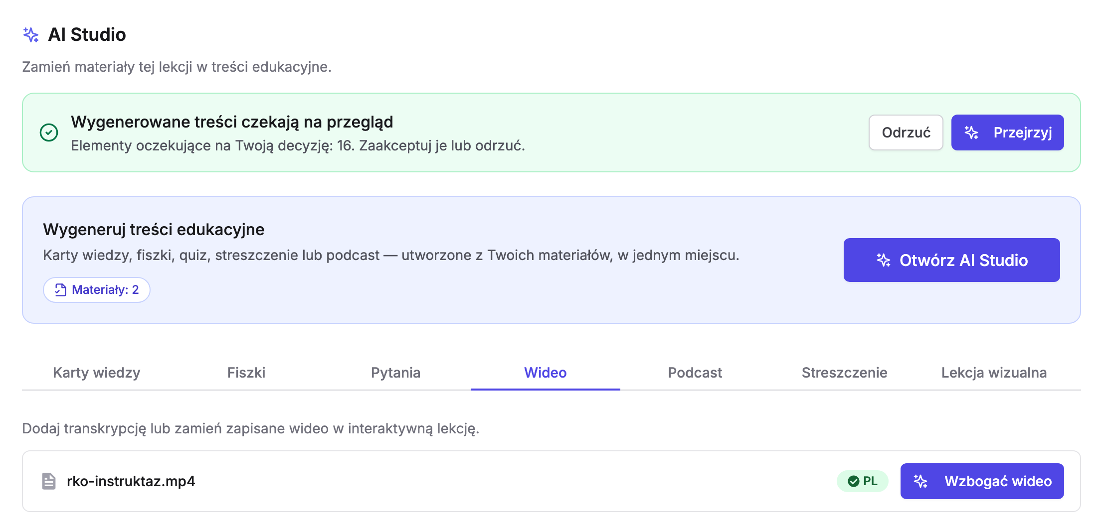 Zakładka „Wideo” panelu „AI Studio” w edytorze lekcji Erudis: powiadomienie „Wygenerowane treści czekają na przegląd” z przyciskami „Odrzuć” i „Przejrzyj”, box „Wygeneruj treści edukacyjne” z chipem „Materiały: 2” i przyciskiem „Otwórz AI Studio”, zakładki „Karty wiedzy”, „Fiszki”, „Pytania”, „Wideo”, „Podcast”, „Streszczenie” i „Lekcja wizualna”, tekst „Dodaj transkrypcję lub zamień zapisane wideo w interaktywną lekcję.” oraz wiersz pliku „rko-instruktaz.mp4” z oznaczeniem „PL” i przyciskiem „Wzbogać wideo”